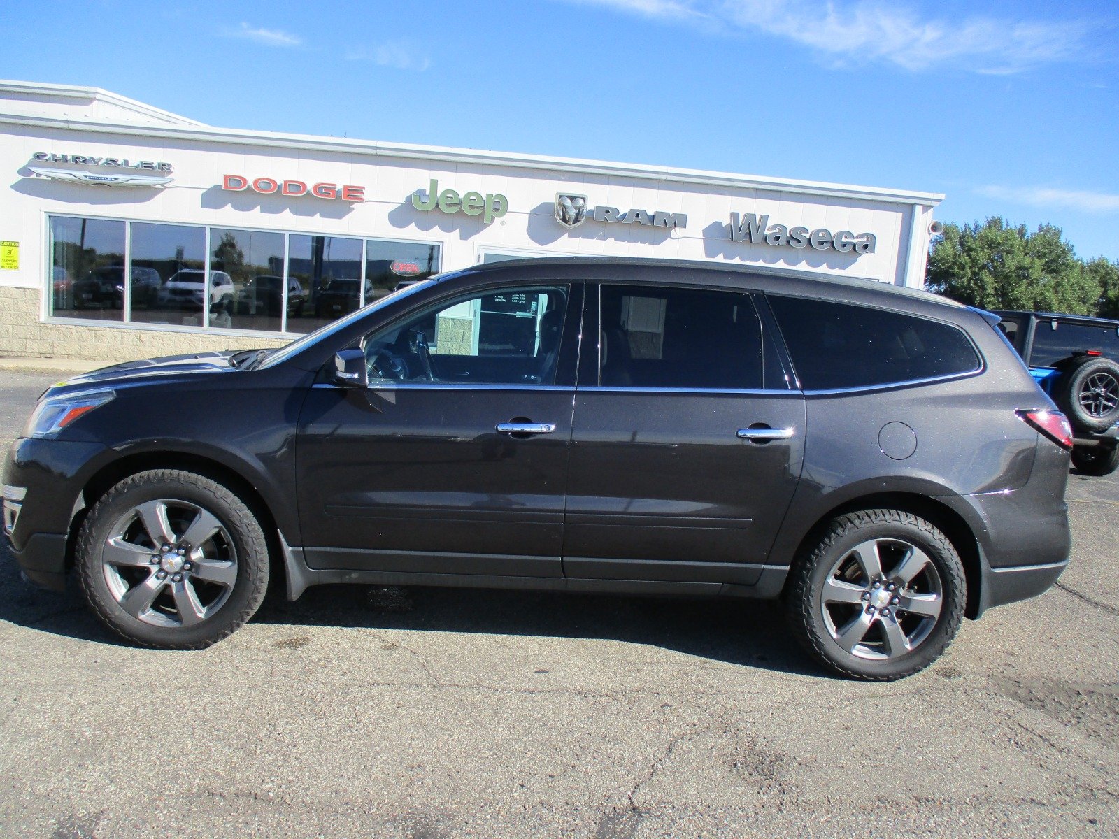 Used 2017 Chevrolet Traverse 2LT with VIN 1GNKVHKDXHJ293394 for sale in Waseca, Minnesota