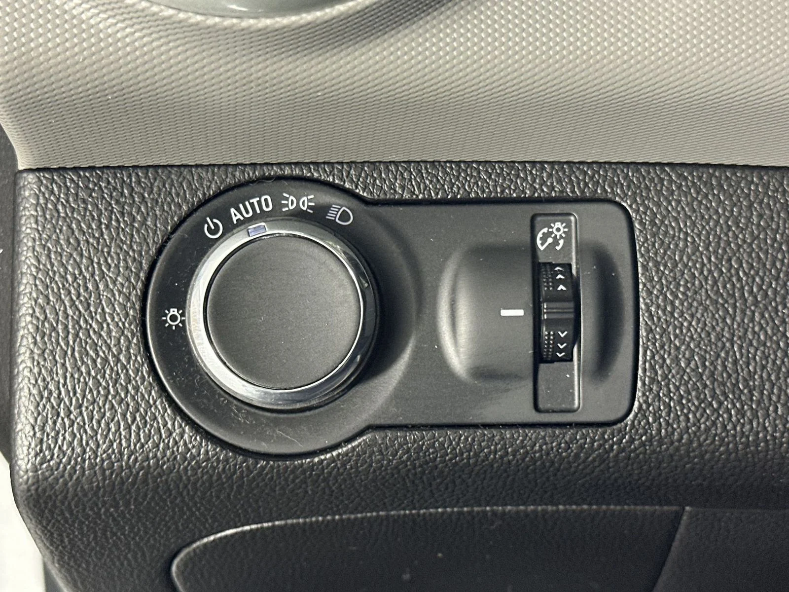Used 2019 Silver Chevrolet Premier image 22