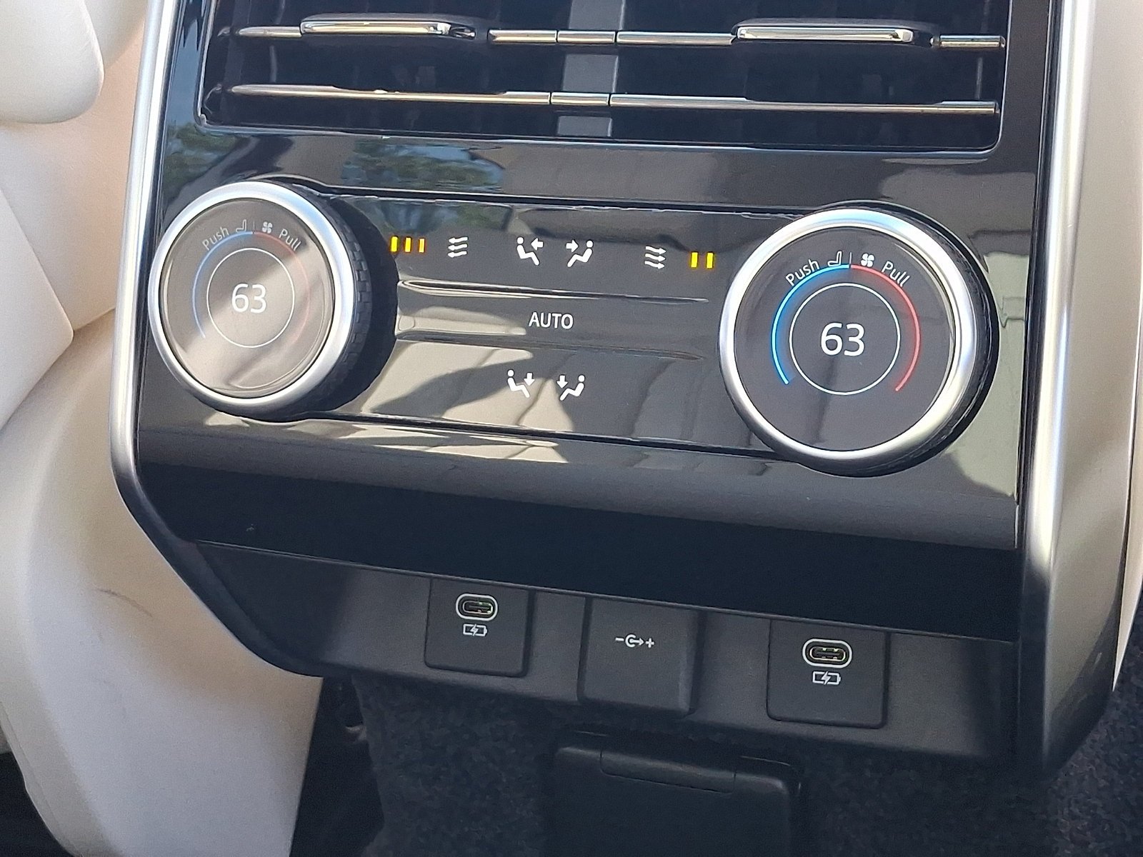 Used 2023 Lantau Bronze Metallic   1Dp Land Rover SE image 21