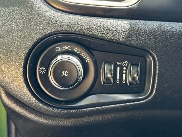 Used 2016 Jungle Green Jeep Latitude image 31