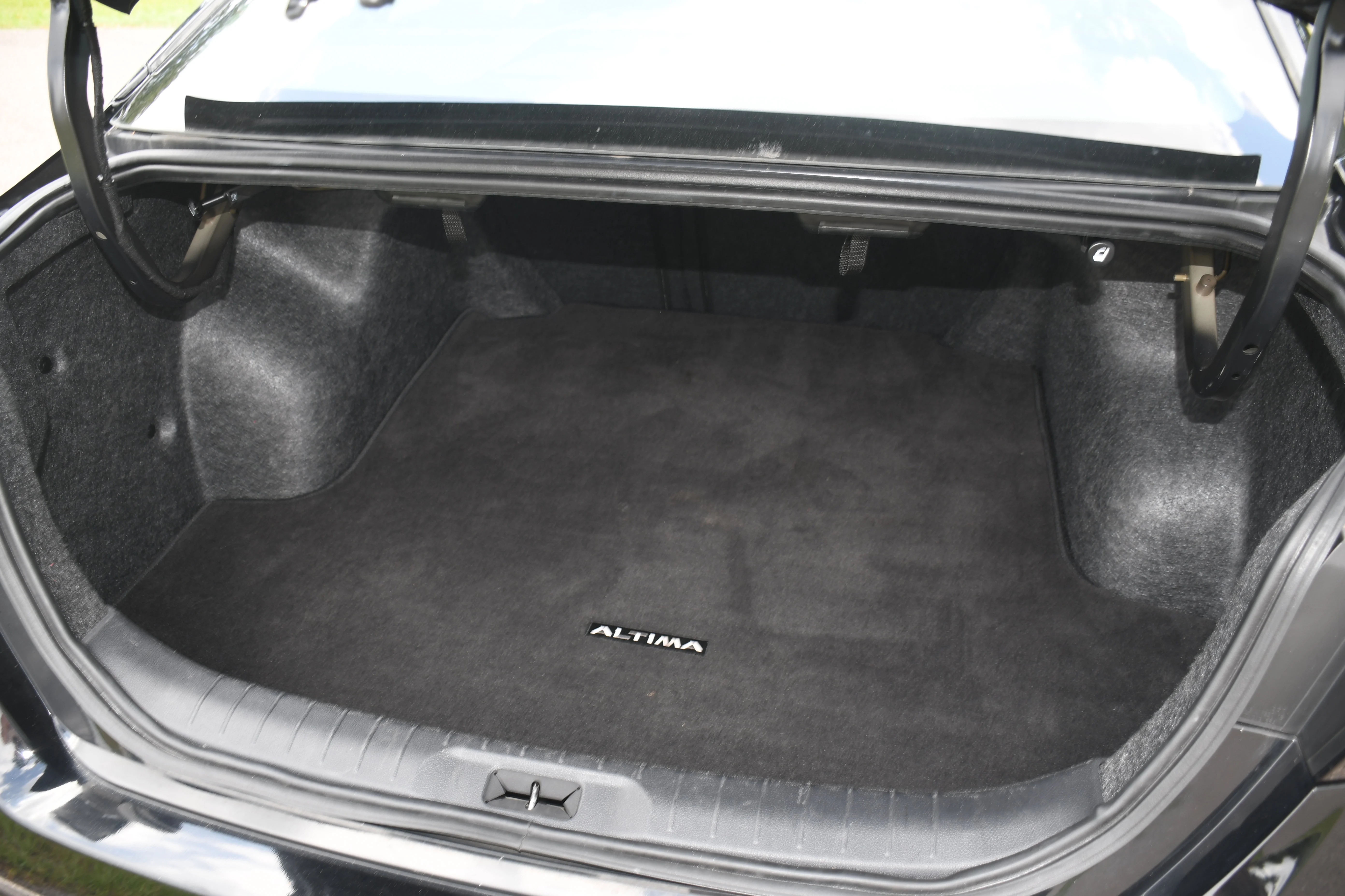 Used 2024 Black Nissan 2.5 SR image 15