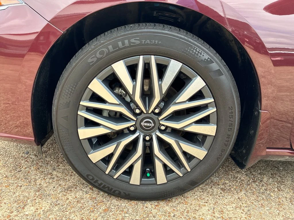 Used 2024 Red Nissan 2.5 SV image 28