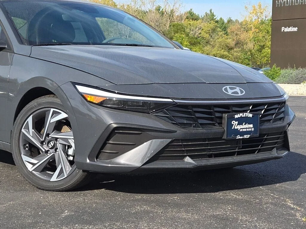 Used 2025 Gray Hyundai SEL Sport image 2