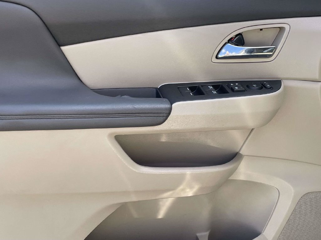 Used 2016 White Honda SE image 18