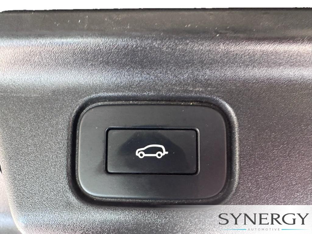 Used 2023 Fuji White Land Rover SE image 9