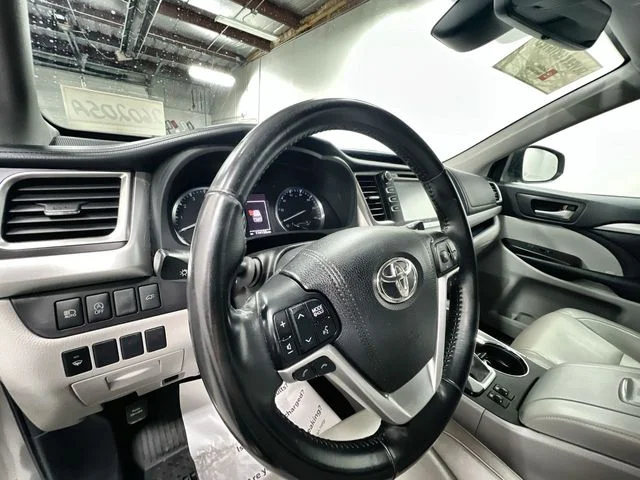 Used 2018 Gray Toyota XLE image 10