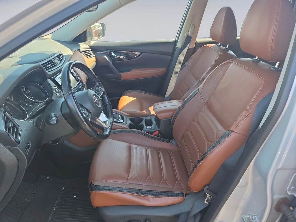 Used 2018 Silver Nissan SL image 17