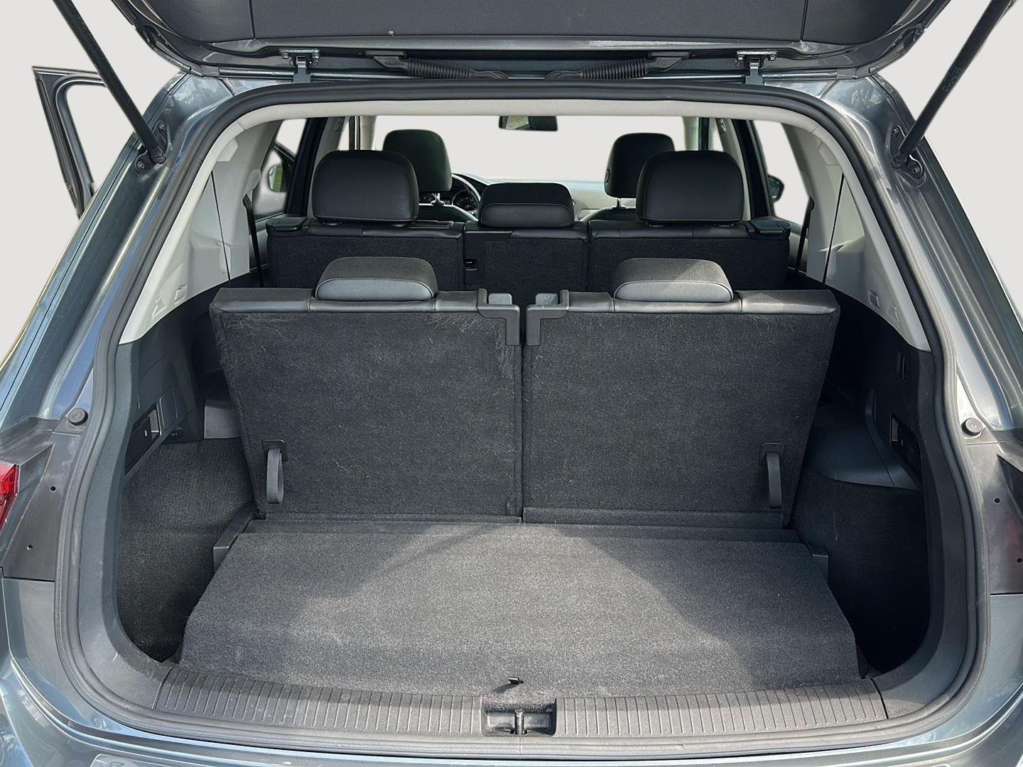 Used 2019 Platinum Gray Metallic Volkswagen SE image 14