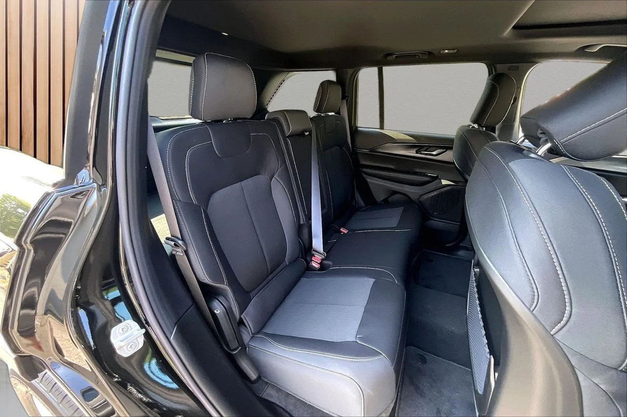 New 2026 Diamond Black Crystal Pearl-Coat Exterior Paint Jeep Laredo X image 20