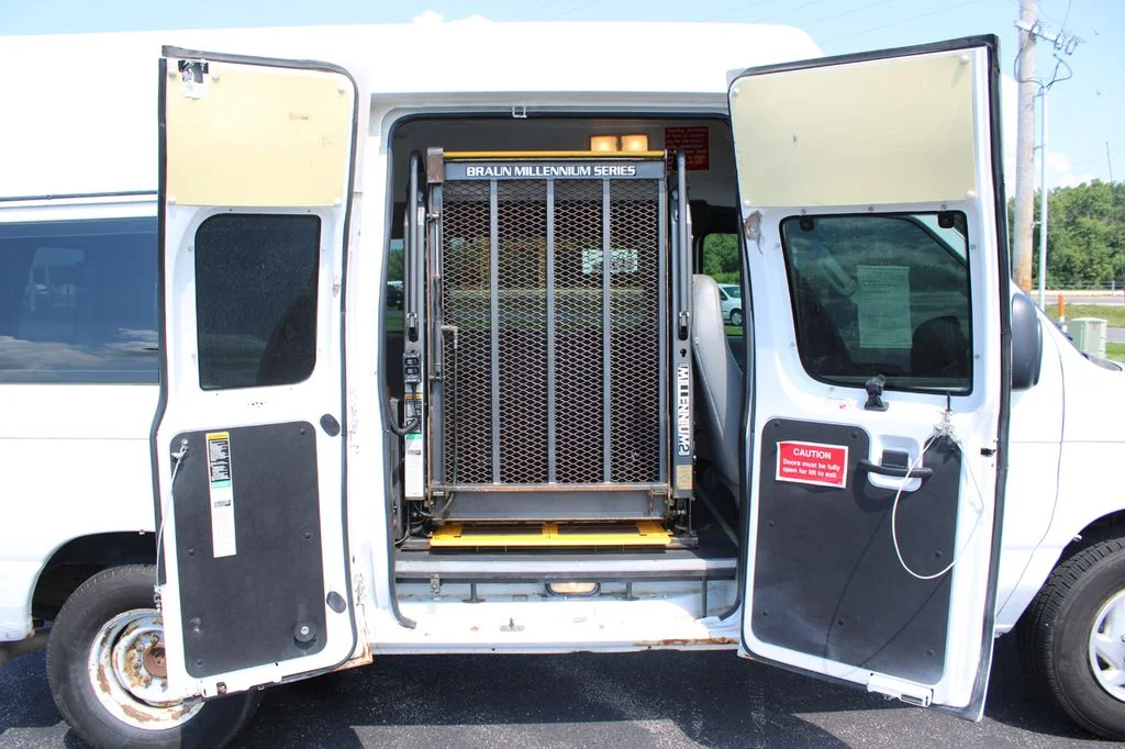 Used 2007 White Ford Commercial image 24