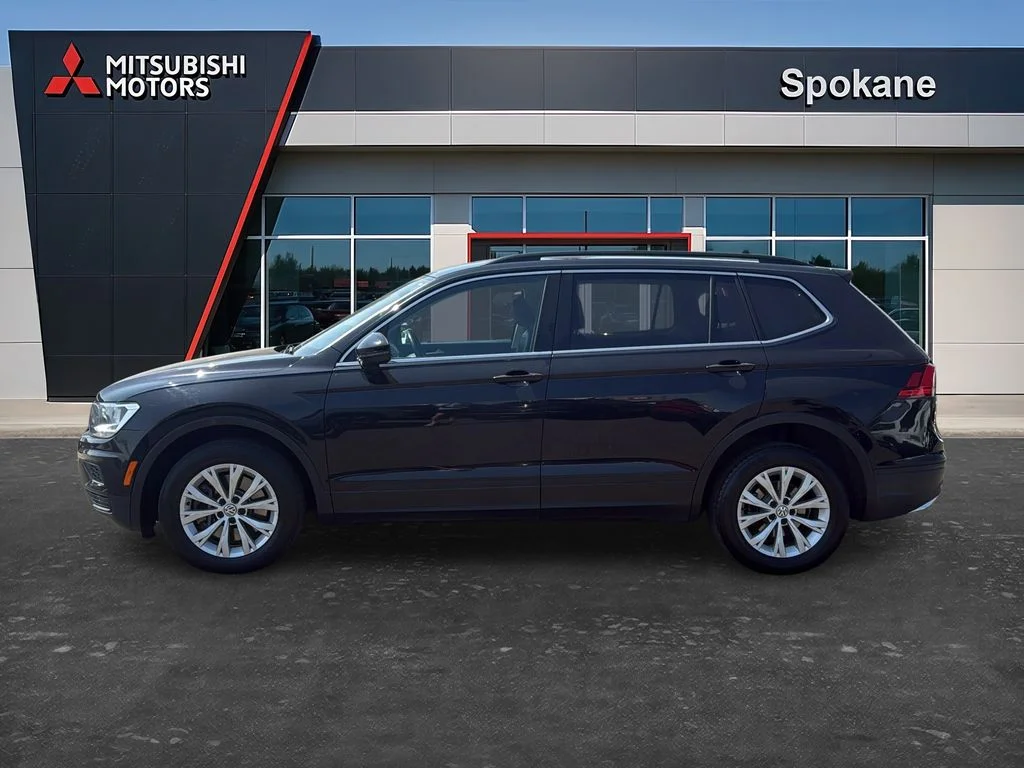 Used 2019 Deep Black Pearl Volkswagen SE image 4