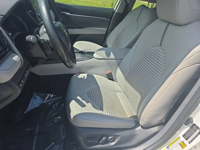 Used 2023 White Toyota SE image 15