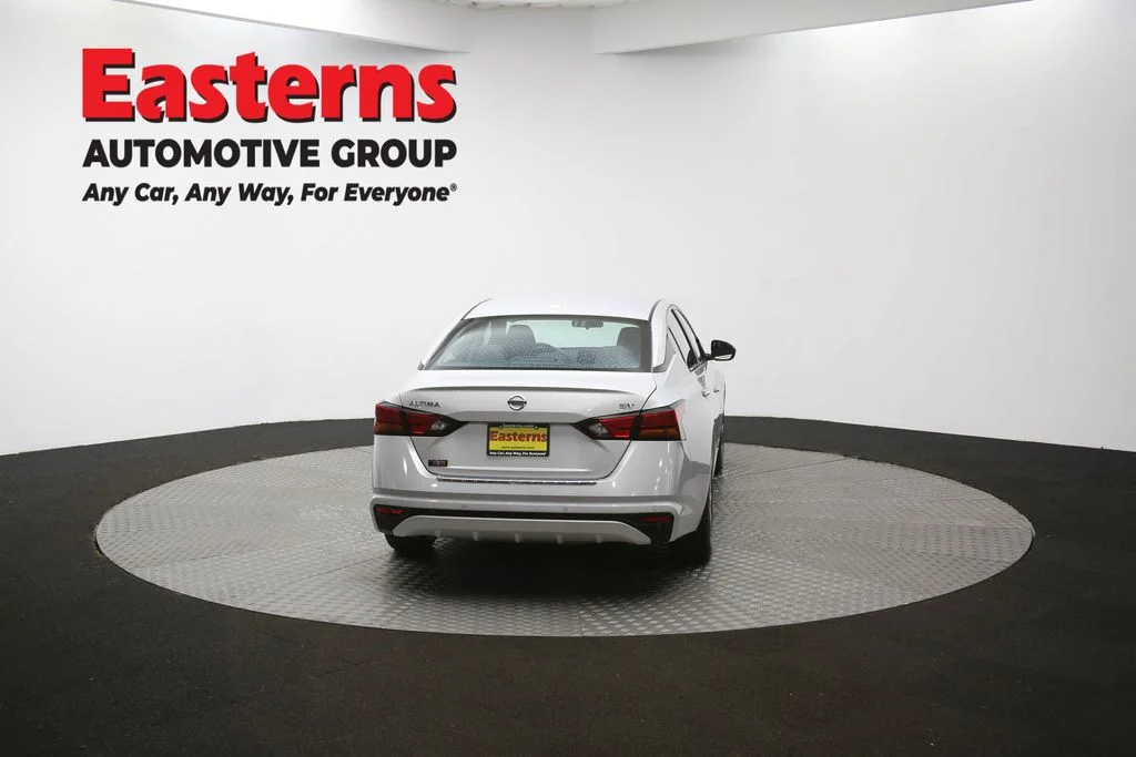 Used 2022 Silver Nissan 2.5 SV image 35