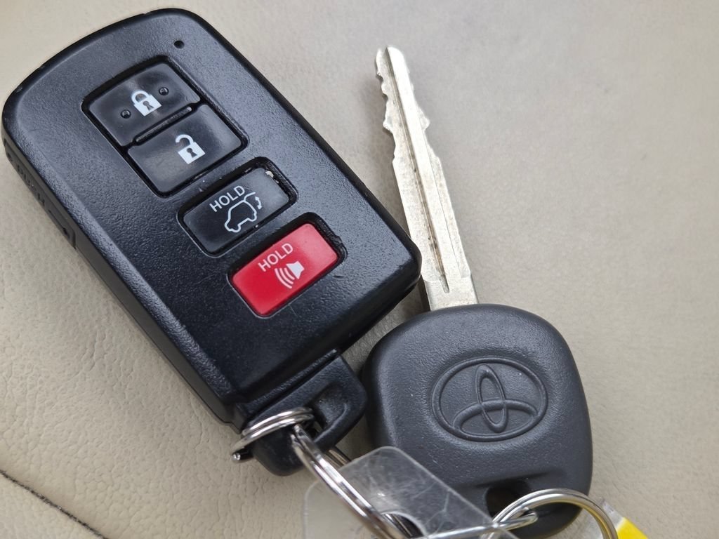 Used 2015 Ooh La La Rouge Mica Toyota XLE V6 image 38