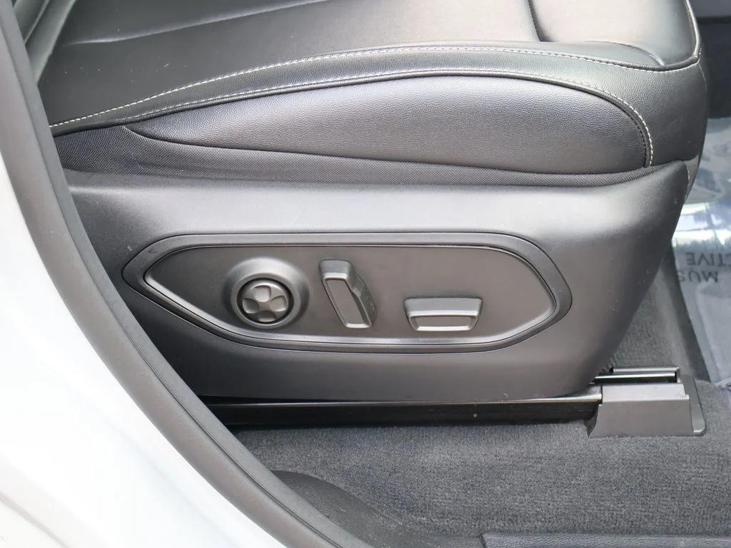 Used 2024 Silver Jeep Limited image 9