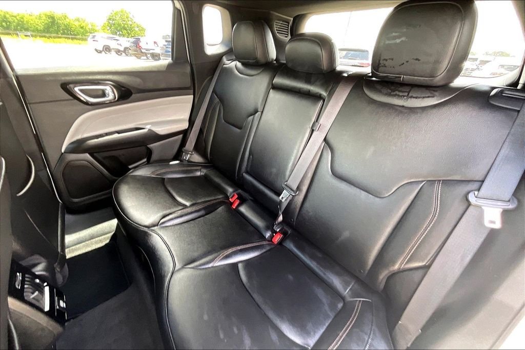 Used 2024 White/off-white Jeep Limited image 19