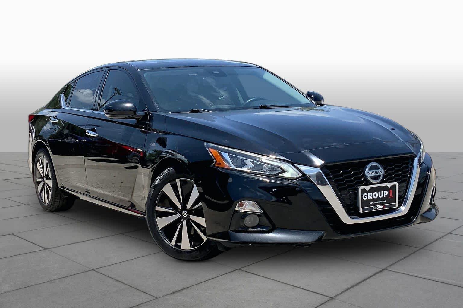 Used 2019 Super Black Nissan 2.5 SV image 3