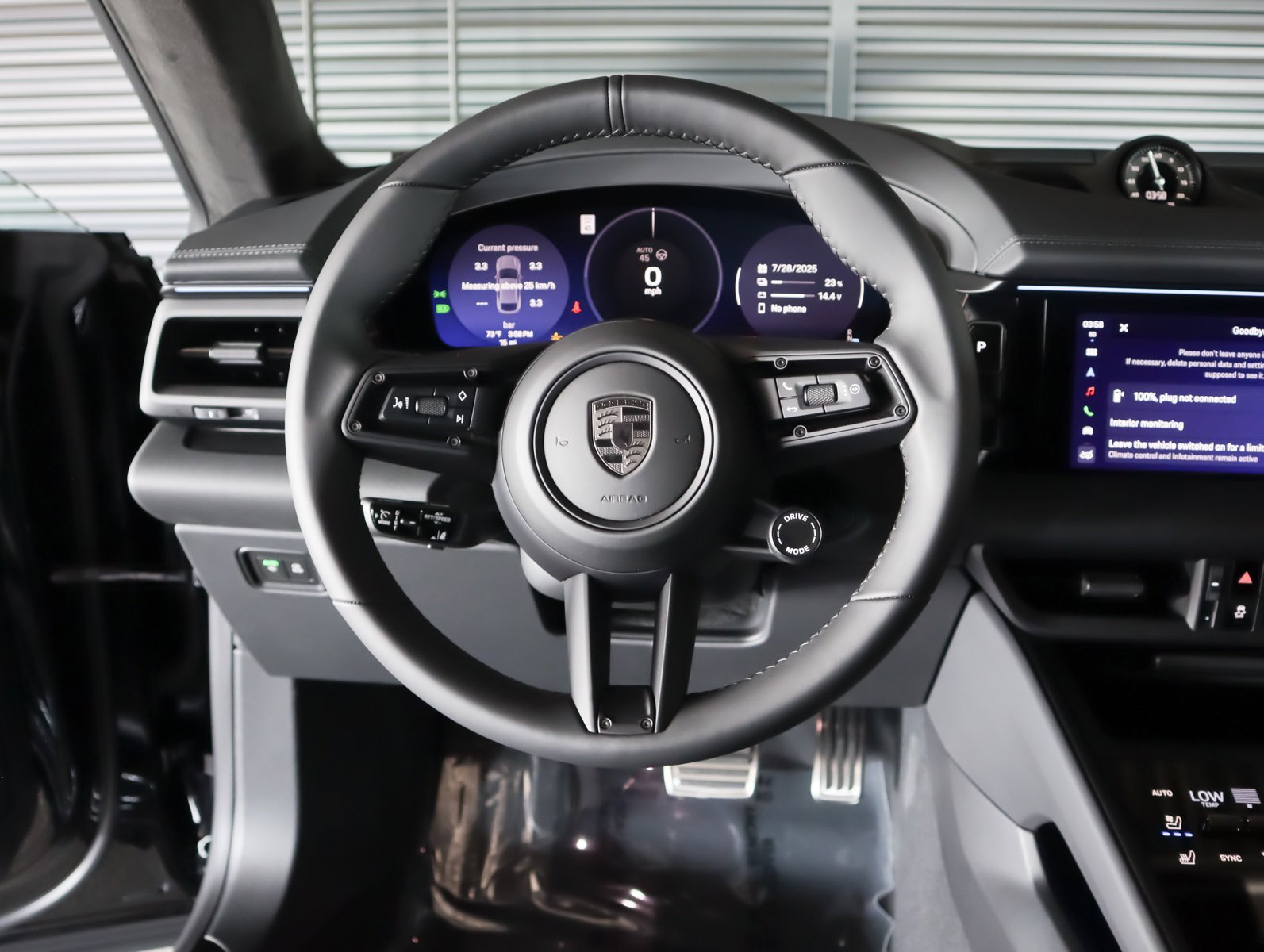 2025 Porsche Macan Turbo Electric - Photo 17