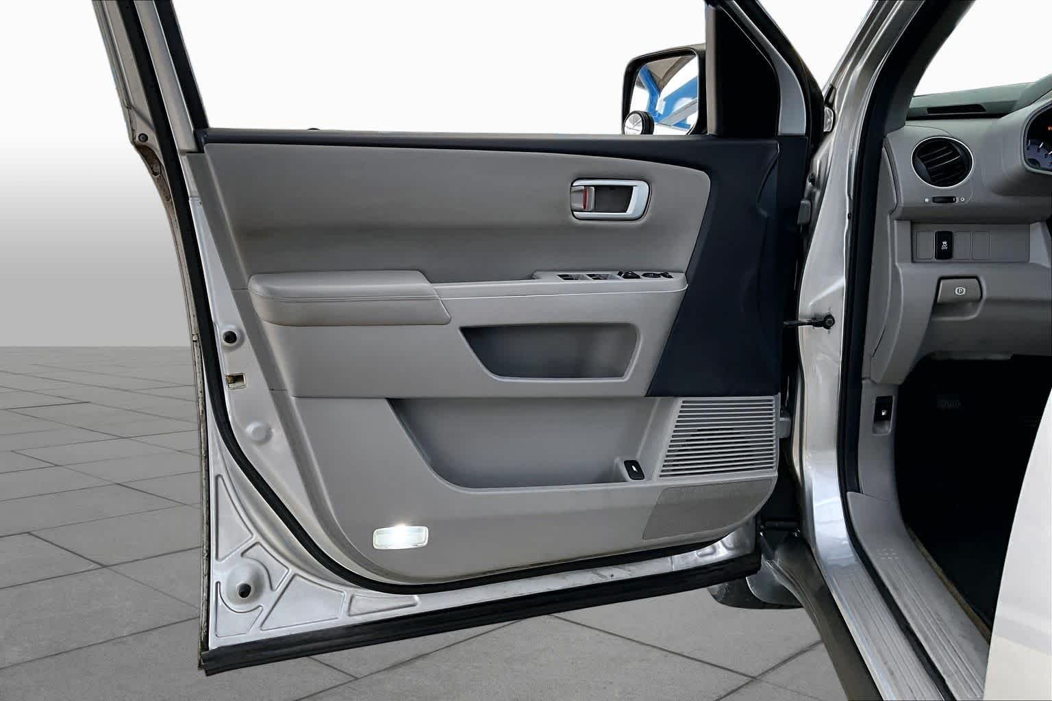 Used 2014 Alabaster Silver Metallic Honda EX-L image 22