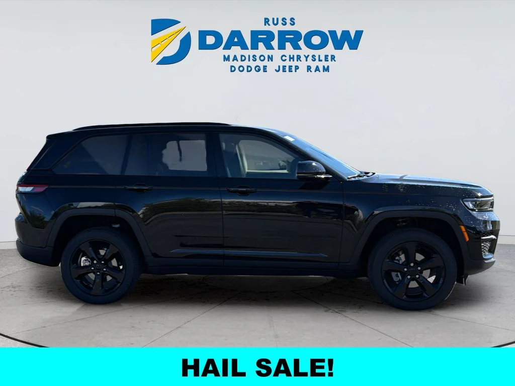 New 2025 Diamond Black Crystal Pearl-Coat Exterior Paint Jeep Laredo image 6