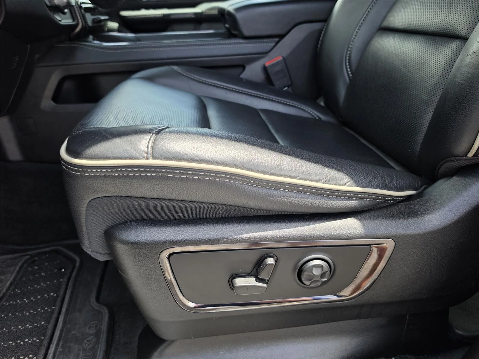 Used 2023 Bright White Clearcoat Ram Limited image 19