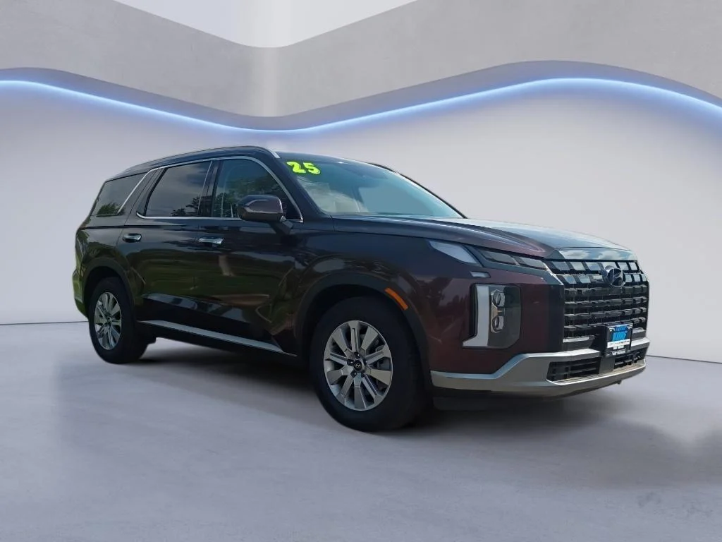 Used 2025  Hyundai SEL image 7