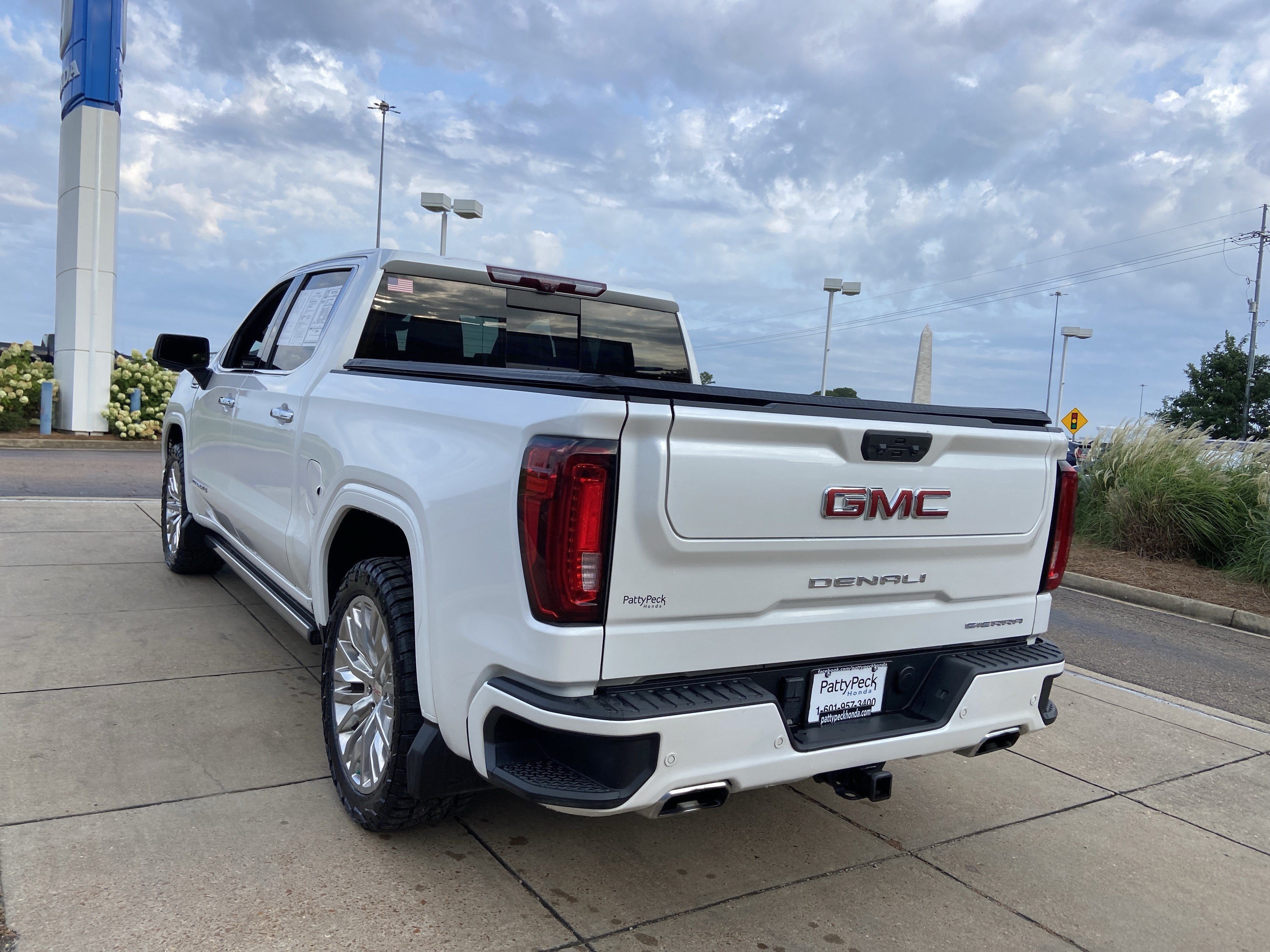 Used 2022 White Frost Tricoat GMC Denali image 9