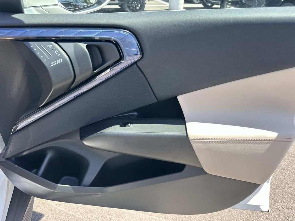 Used 2025 Alpine White BMW 30 xDrive image 13