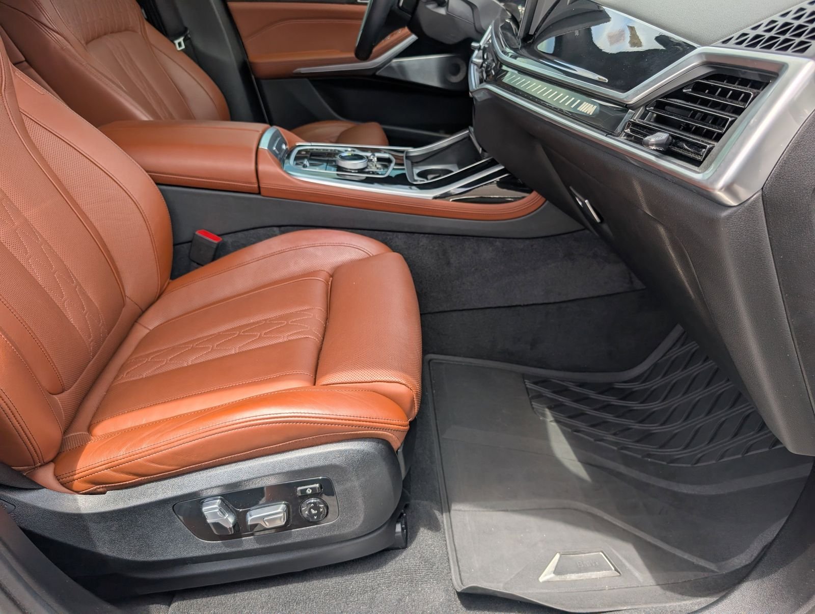 Used 2025 Alpine White BMW M60i image 30