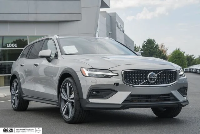 2025 Volvo V60 Cross Country B5 Plus AWD's photo