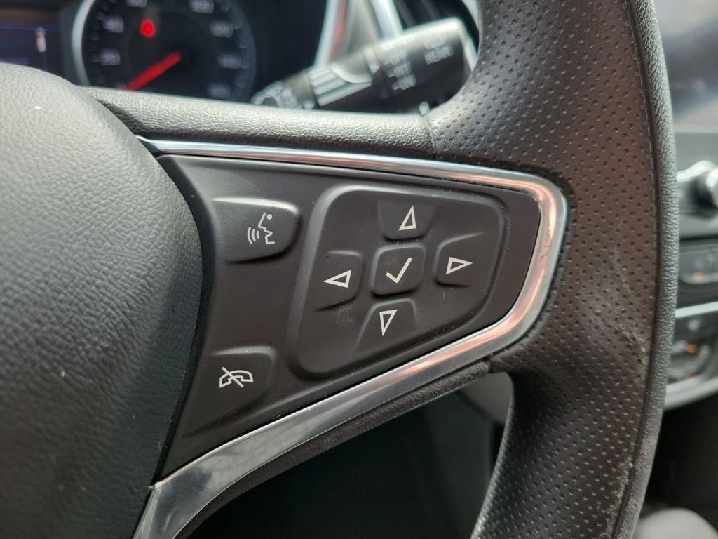 Used 2022 White Chevrolet LT image 23