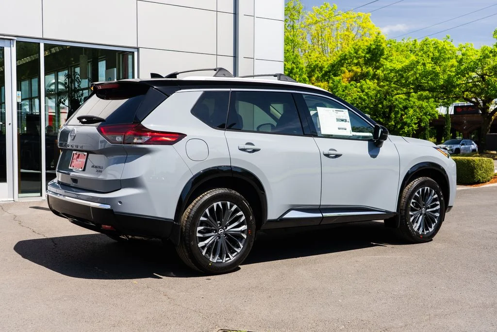 New 2026 Boulder Gray Pearl / Super Black Two-tone Nissan Platinum image 6