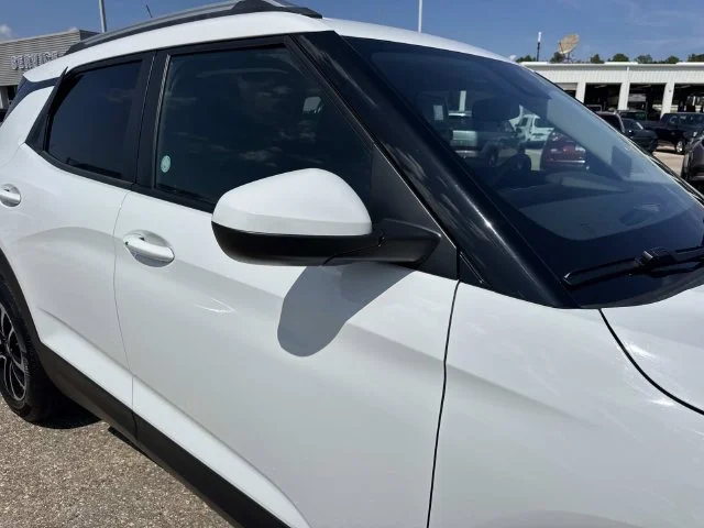 Used 2025 White Chevrolet LT image 27