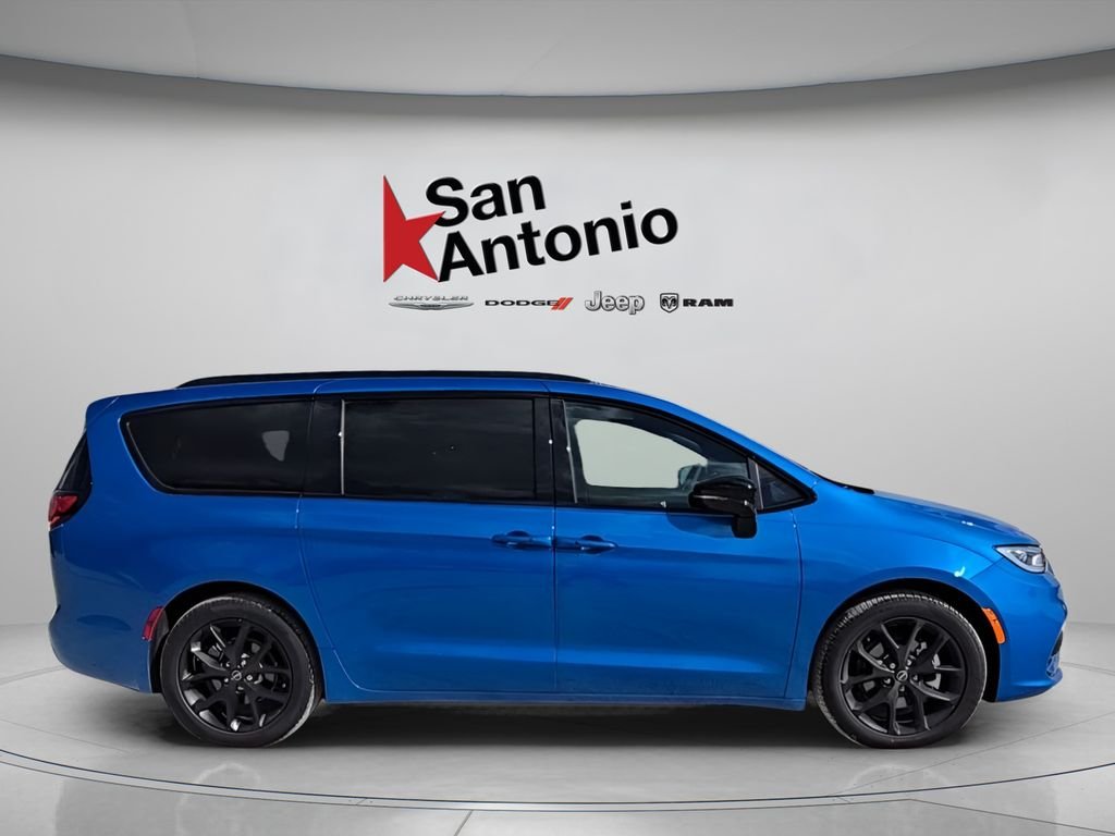 New 2026 Hydro Blue Pearl-Coat Exterior Paint Chrysler Select image 17