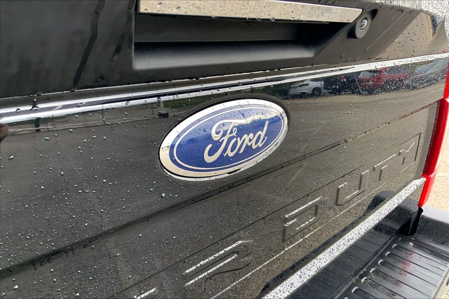 Used 2022 Agate Black Metallic Ford F-450 Pickup LARIAT image 9