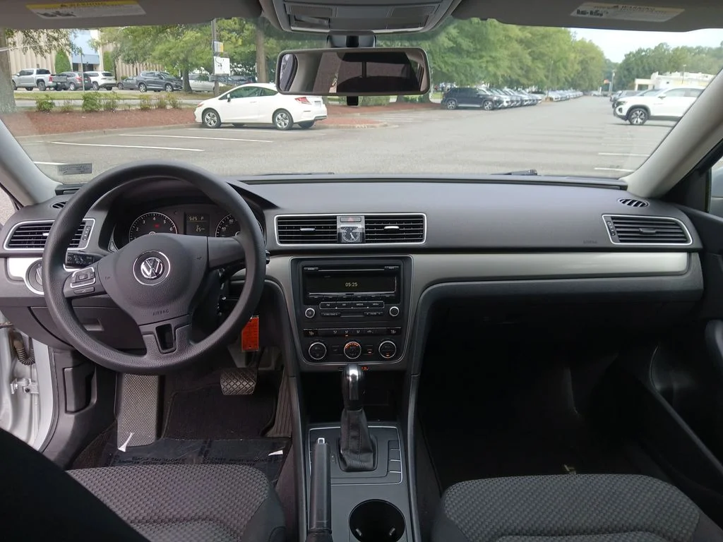 Used 2012 Silver Volkswagen 2.5 S image 12