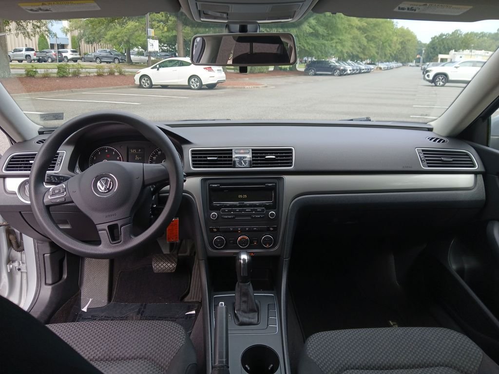 Used 2012 Silver Volkswagen 2.5 S image 12