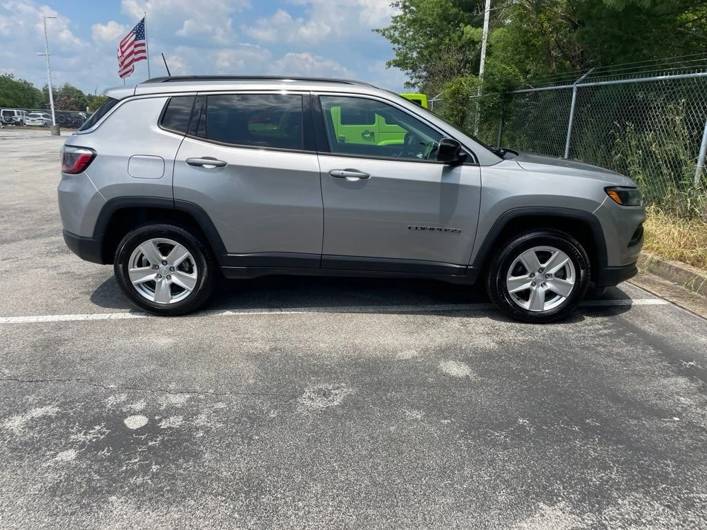 Used 2022 Silver Jeep Latitude image 6