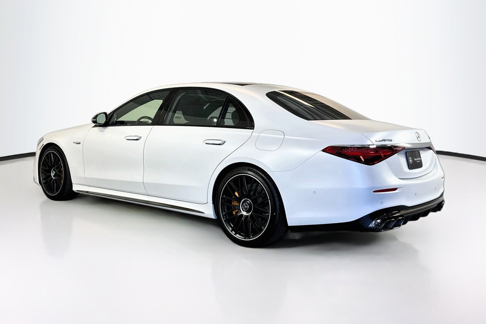 New 2026 MANUFAKTUR Moonlight White Magno Mercedes-Benz AMG® S 63 E image 7
