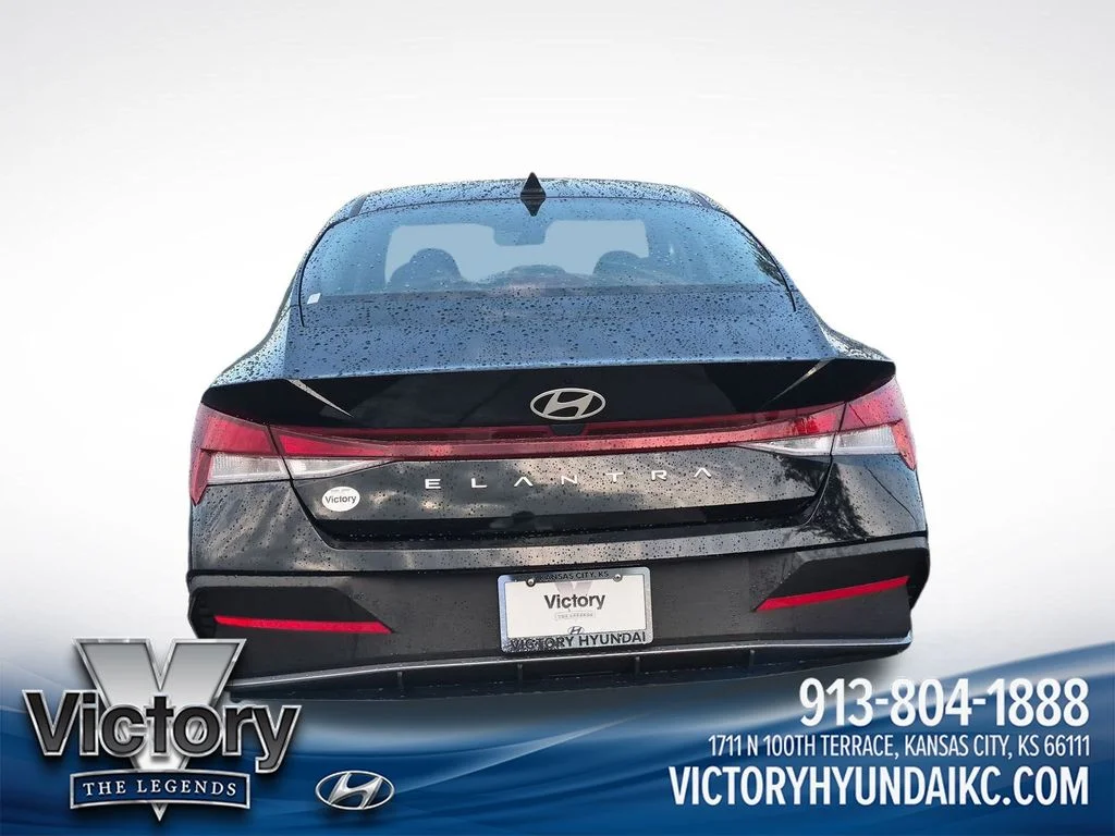 Used 2025 Black Hyundai SE image 4