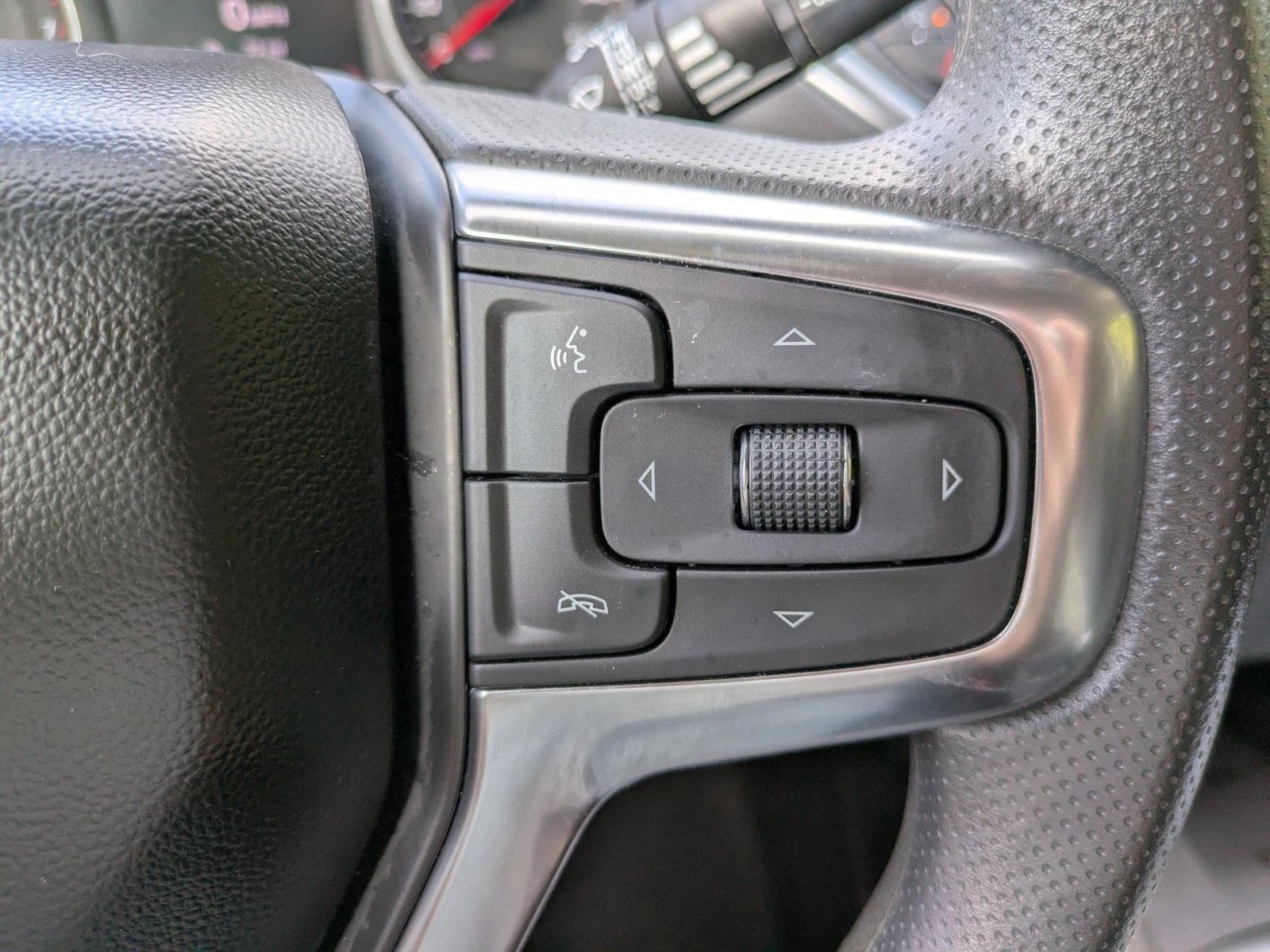 Used 2024 Summit White Chevrolet LT image 25
