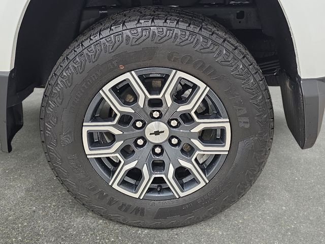 Used 2024 White Chevrolet Z71 image 30
