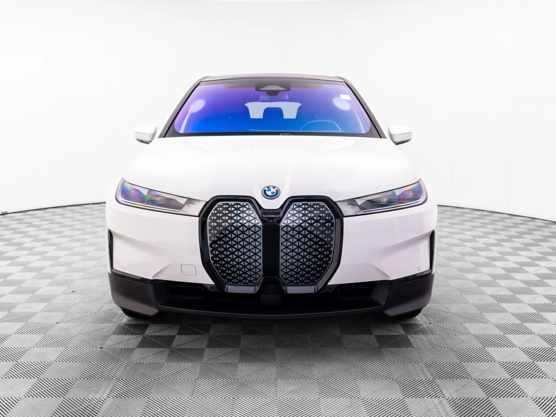 Used 2024 White BMW xDrive50 image 9