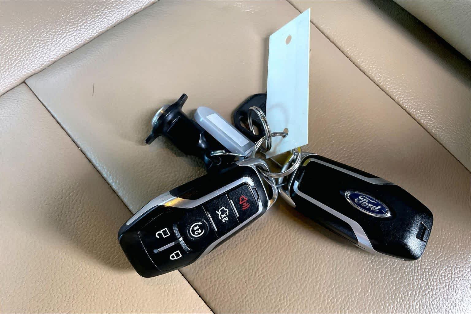 Used 2017 Smoked Quartz Metallic Tinted Clearcoat Ford XLT image 15