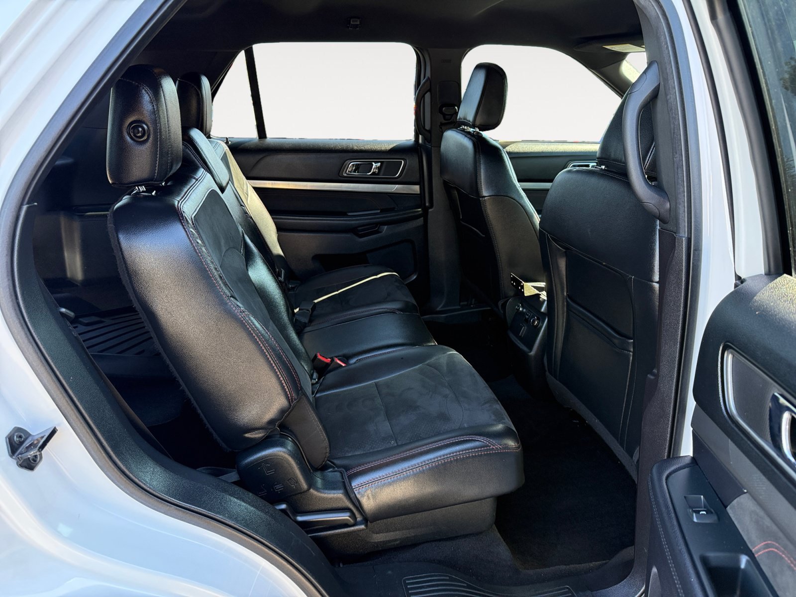 Used 2019 White Platinum Clearcoat Metallic Ford XLT image 18
