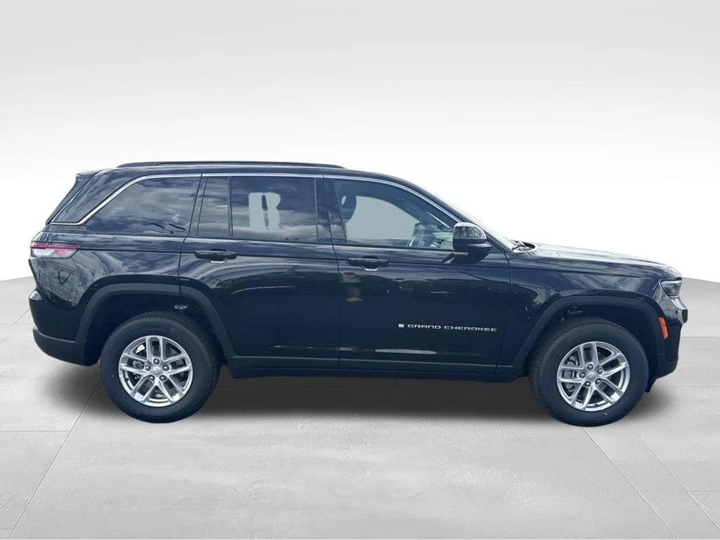 New 2026 Diamond Black Crystal Pearl-Coat Exterior Paint Jeep Laredo X image 2