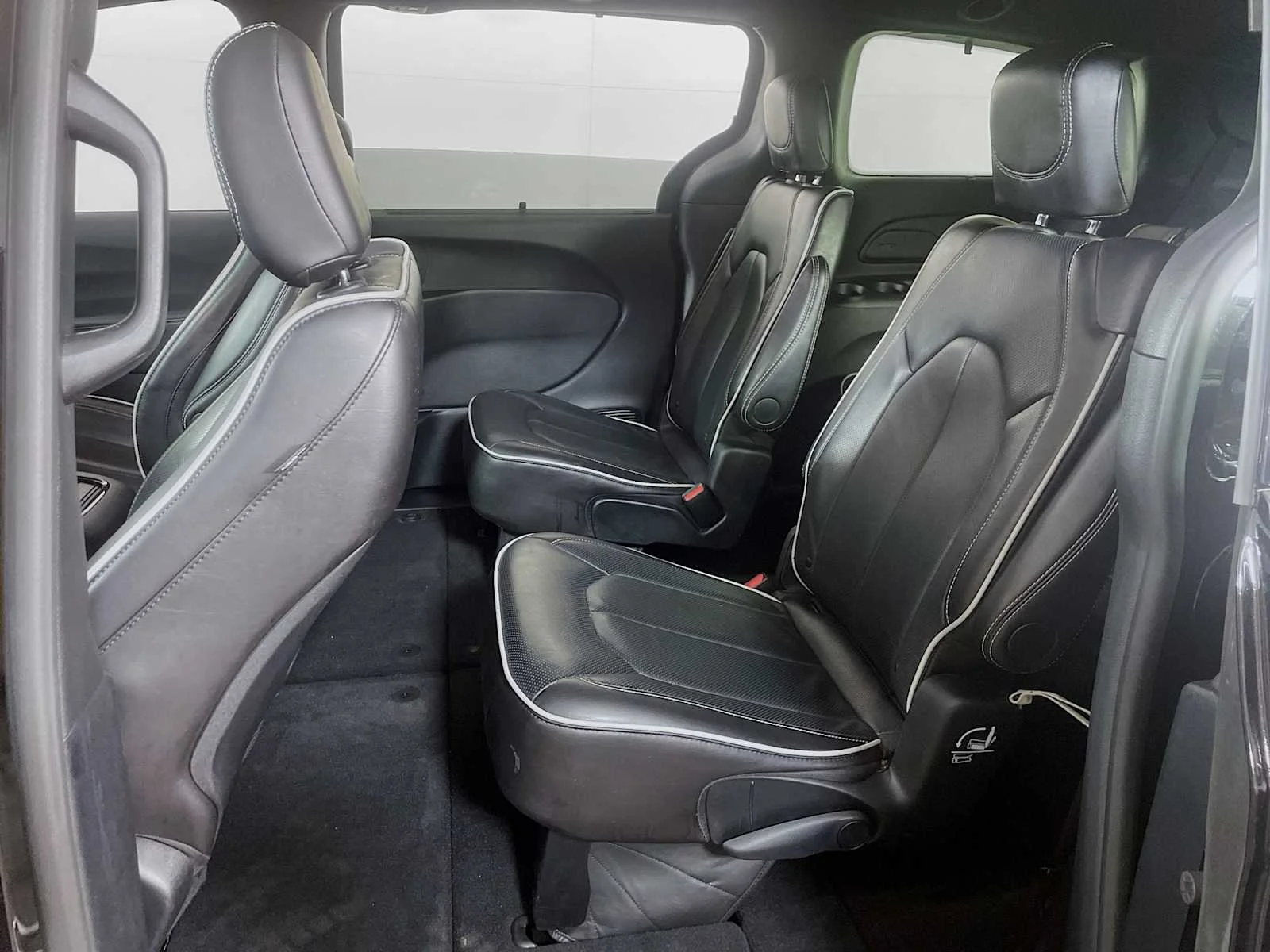 Used 2025 Diamond Black Crystal Pearlcoat Chrysler Limited image 23
