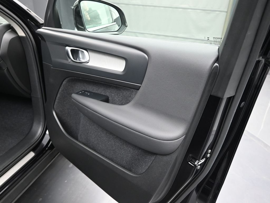 2025 Volvo XC40 Core - Photo 19