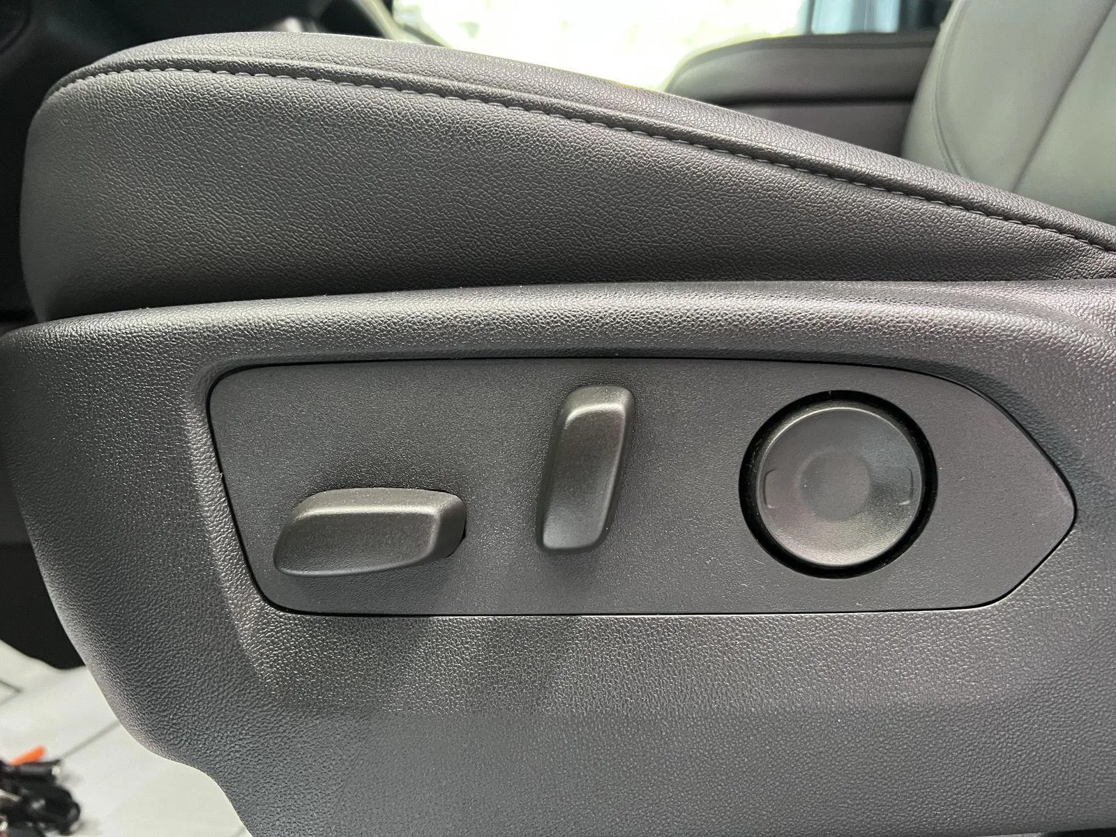 Used 2024 Summit White Chevrolet Z71 image 18