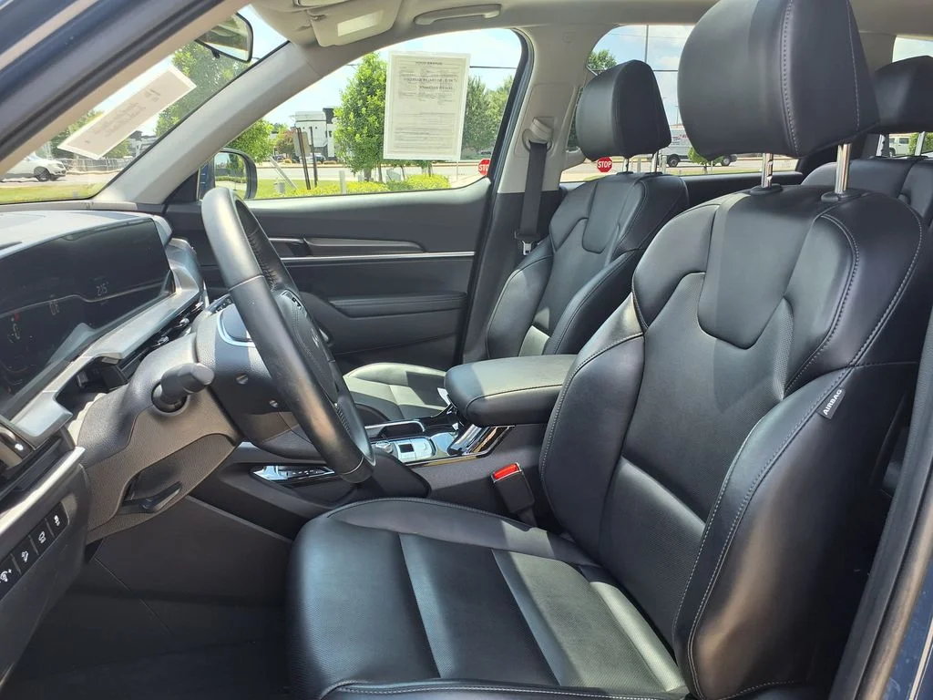 Used 2025 Black Kia S image 17